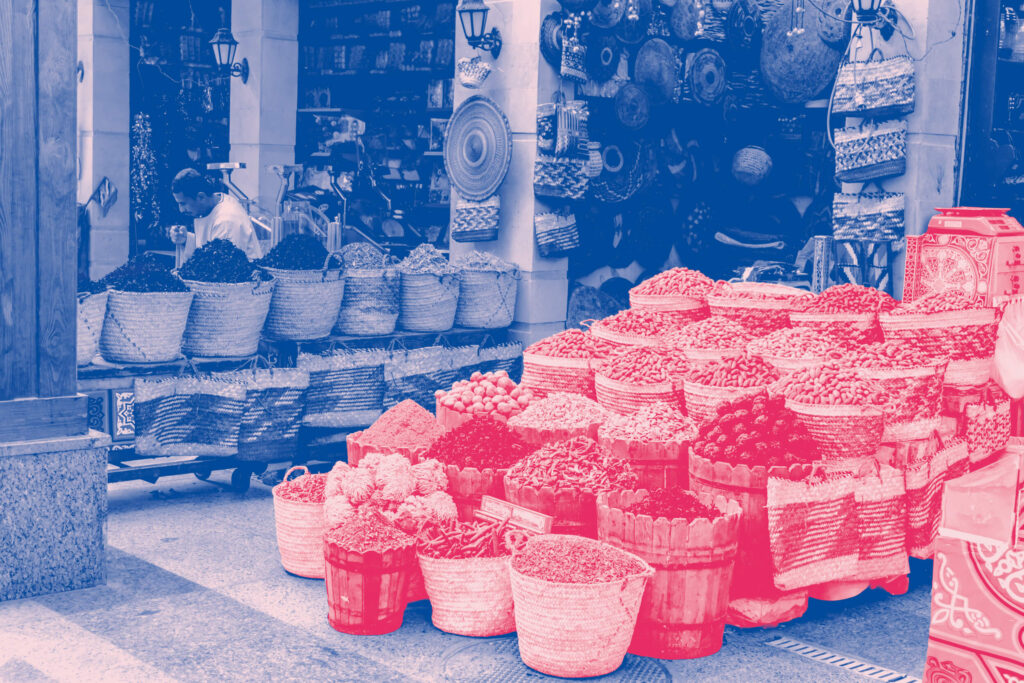 Körbe frischer Zutaten auf einem Basar