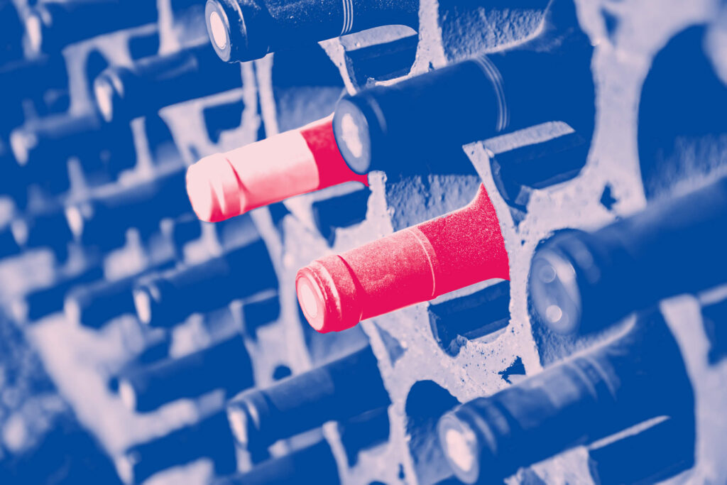 Ein Weinregal mit auserlesenen Weinen höchster Qualität.