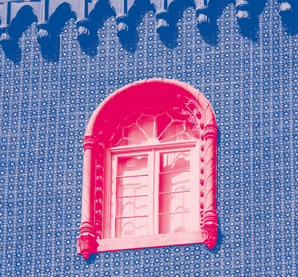 Ein Fenster auf einem mit ornamentalischen Fliesen verzierten Haus