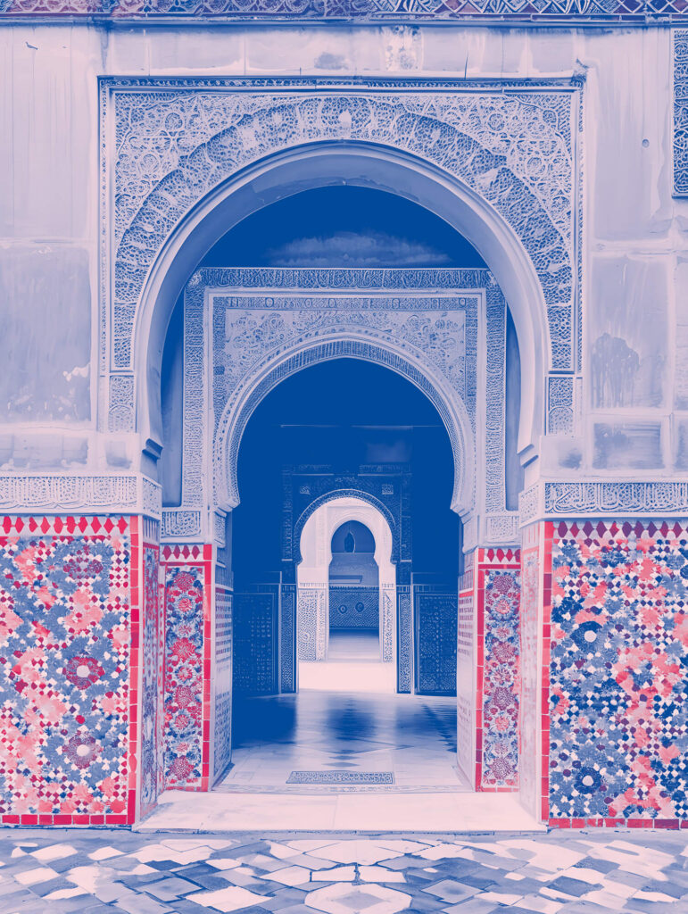 Ein Eingang, der durch mehrere Bögen führt. Orientalische Fliesen zieren die Halbrunden Türbögen zum Durchgang.