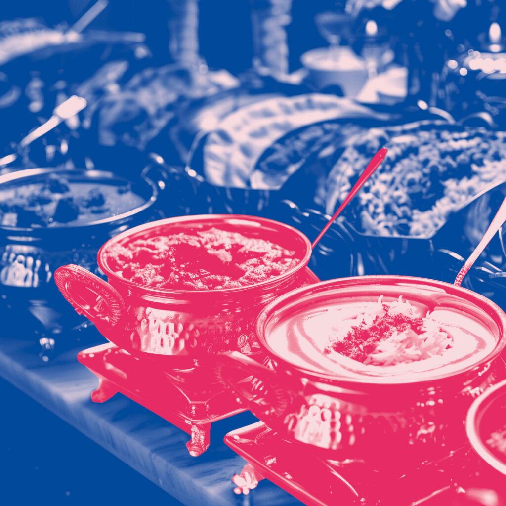 Catering von Al-Dar, zu sehen sind verschiedene Speisen als Buffet aufgebaut.