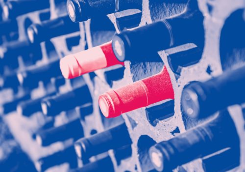 Ein Weinregal mit auserlesenen Weinen höchster Qualität.