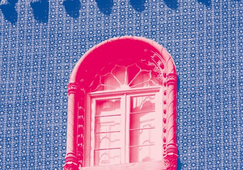 Ein Fenster auf einem mit ornamentalischen Fliesen verzierten Haus